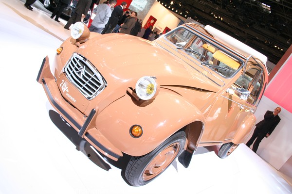 2 CV Citroen (salon de l'automobile 2008)